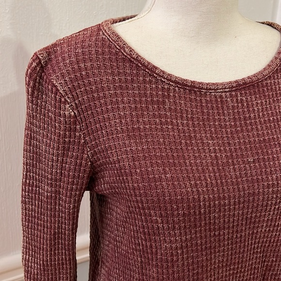 LIKE NEW CRIMSON BURGUNDY WAFFLE RUFFLE TOP - SIZE SMALL - Picture 2 of 8